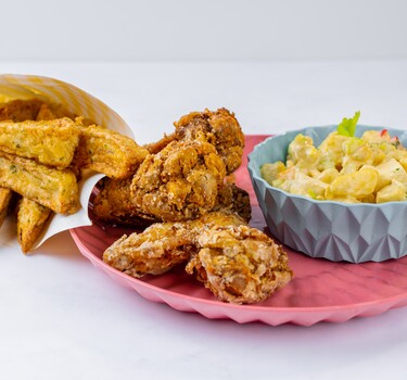 Fried Chicken Wings met aardappelsalade en Auberginefriet 