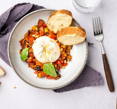 caponata met burrata