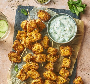 Tofu-souvlaki met vegan tzatziki op een bord