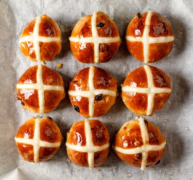 Hot cross buns op bakpapier