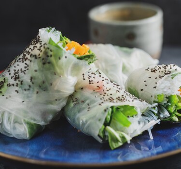 Rijstvelrolletjes met garnalen, mango, kip en biet