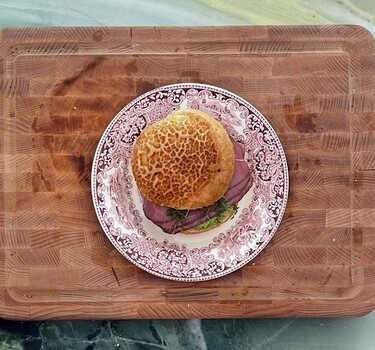 Broodje rosbief met doperwtenspread