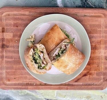 kalkoensandwich op bord