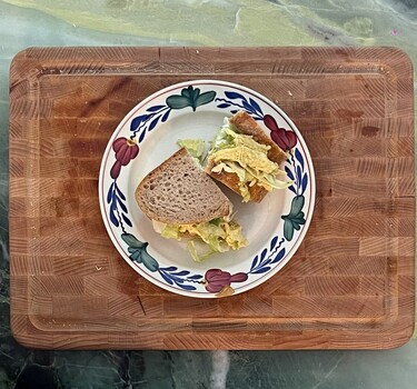 Kipkerriesalade op een broodje 