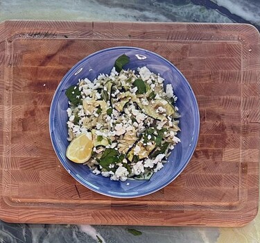 Orzo met gegrilde courgette, munt en feta