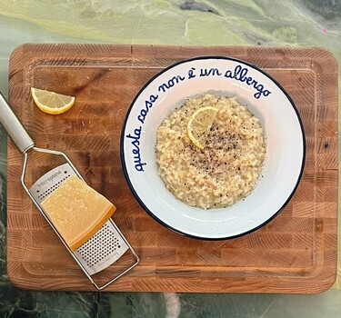 Risotto met citroen en ricotta op een bord
