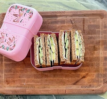 Broodje kip en avocado in een broodtrommel