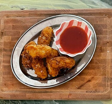 Crispy chicken wings met saus