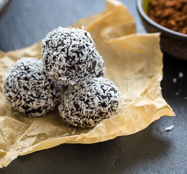 Dadelbonbons op een papiertje.