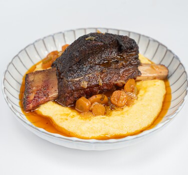 Beef ribs met polenta van de BBQ