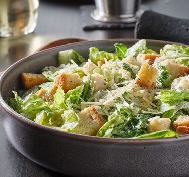 caesar salad in een bowl