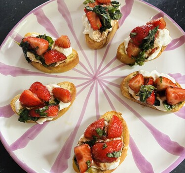 Crostini met stracciatella en gemarineerde aardbeien