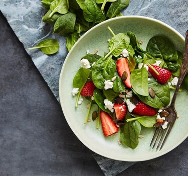 Zomerse salade met aardbei en burrata