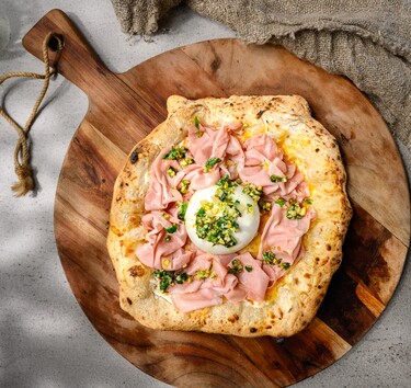 Pizza met mortadella en burrata