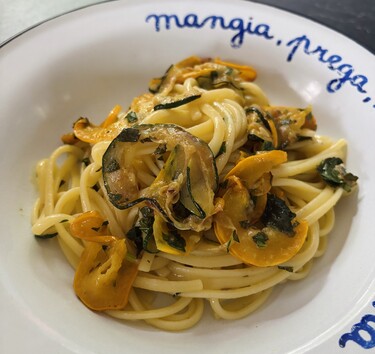 Courgette pasta met gemarineerde kruiden