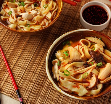 Hand-pulled noodlesoep met kip