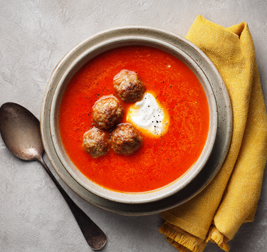 Klassieke, verse tomatensoep