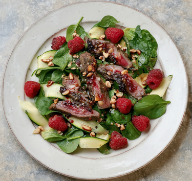 Courgettesalade met duif en frambozen