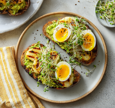 Avocado-toast met halloumi