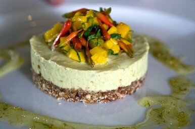 Avocadocheesecake met dadel-amandelbodem, aloë coulis en mangosalsa Miniatuurvoorbeeld