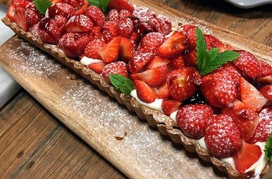 Aardbeientaart met witte chocolademousse en balsamicosiroop Miniatuurvoorbeeld