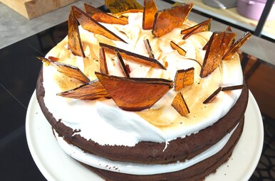Brownietaart met salted caramel en marshmallow fluff Miniatuurvoorbeeld