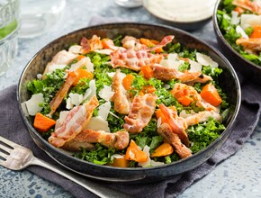 Winterse Caesarsalade met boerenkool, pompoen en gegrilde kip Miniatuurvoorbeeld