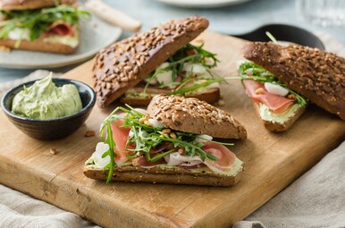 PPP broodje – pesto, pijnboompitten en parmaham Miniatuurvoorbeeld