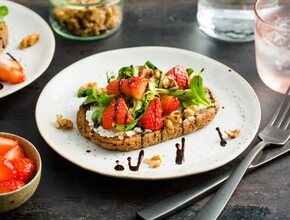 Broodje aardbeiensalade met balsamico azijn Miniatuurvoorbeeld