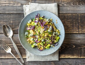 Bulgur-linzensalade met blauwe kaas en avocado Miniatuurvoorbeeld