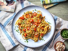 Linguine met ansjovisboter en saus van cherrytomaten Miniatuurvoorbeeld