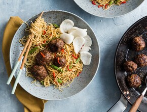 Indonesische gehaktballen met sperziebonen en mie Miniatuurvoorbeeld