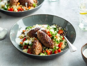 Köfte met couscoussalade en tzatziki Miniatuurvoorbeeld