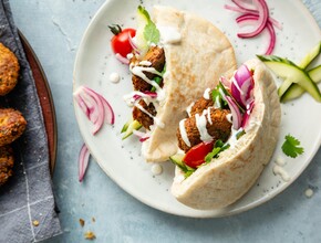 Falafelsandwich met tahindressing Miniatuur
