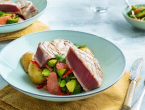 Geschroeide tonijn met grapefruit-avocadosalsa Miniatuurvoorbeeld