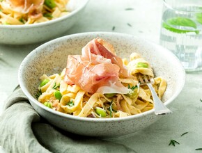 Tagliatelle in makkelijke roomsaus met prosciutto Miniatuur