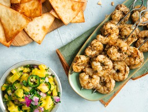 Caribische garnalen van de barbecue met salsa van gegrilde ananas Miniatuur