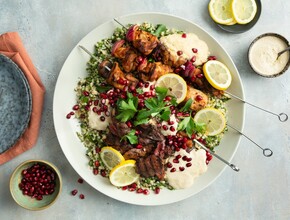 Mixed grill van kip met hummus en parelcouscoussalade Miniatuur