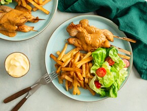 Saté met friet en salade Miniatuur