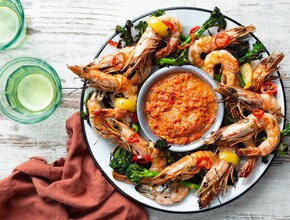 Gegrilde gamba's met romescosaus Miniatuur