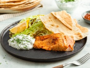 Harissa-zalm met kool, yoghurtsaus en platbrood Miniatuur