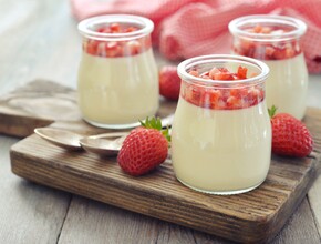 Makkelijke panna cotta met aardbeien Miniatuur