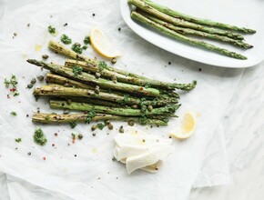 ASPERGES MET HALLOUMI EN PETERSELIEDRESSING Miniatuur