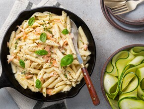 pasta met  gerookte zalmsnippers en courgettesalade