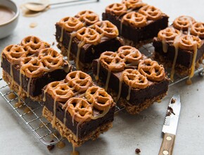 Pretzelbrownies met karamel