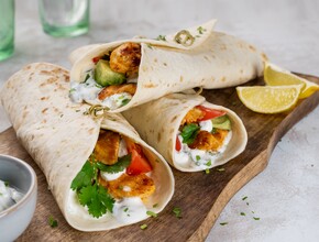 Maaltijd-wraps met kip, avocado en yoghurt-knoflooksaus