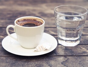 glas water koffie