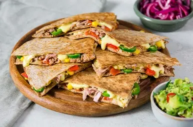 tuna melt quesedilla's met guacemole 