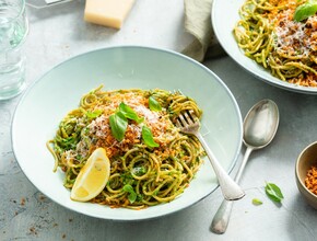 Nationale week zonder vlees - Spaghetti met spinaziepesto en krokant broodkruim