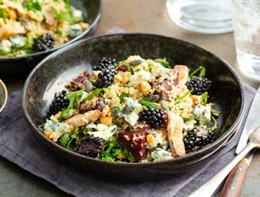 Maaltijdsalade met bramen, bietjes en blauwe kaas